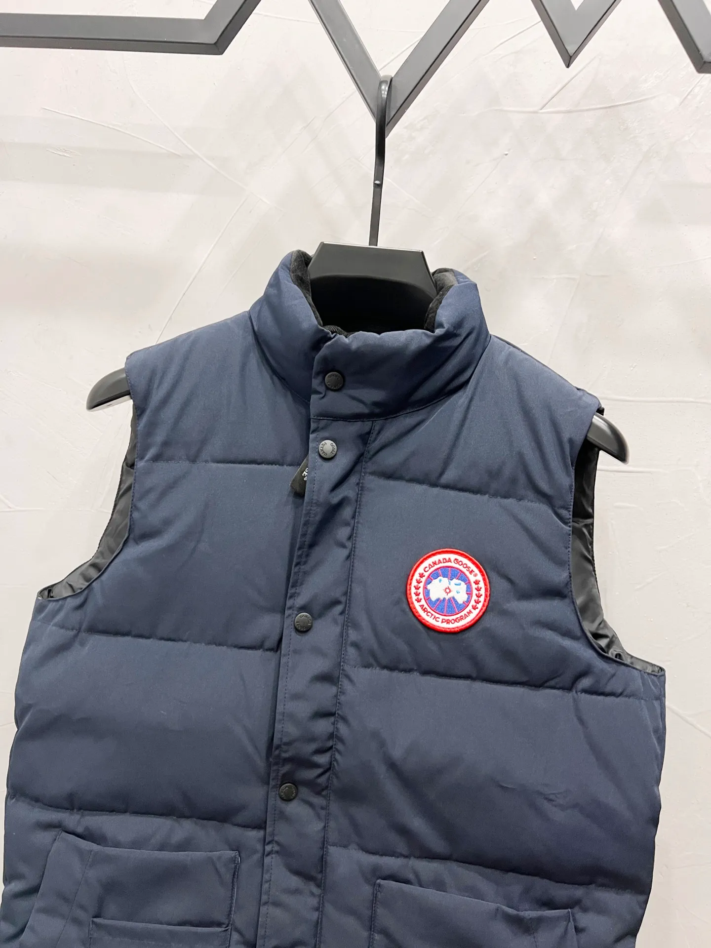 P330 model number: YC27 Canada goose/Canada Goose 4154M Freestyle Crew down vest, using international 50 down, genuine original clothing, pay attention to the version, YKK double zipper, velvet on the back collar, more warm, zippered hidden pocket on the inside, genuine mesh pockets on the inside, you need to compare with the genuine product at any time, the accessories are all original factory custom-made, the fabric is molded and customized according to the authentic original version It can be restored by kneading it at will (fabric interpretation: the harder the fabric, the better the waterproof performance. Only those who buy the latest authentic version this year will notice the softness and comfort of the fabric. Soft fabrics are waterproof and have memory rebound function, which is the authentic fabric). The down is synchronized with genuine white duck down, fluffy and not clumps. The original version of Big Goose is white duck down. It is not the goose down boasted by the world's random copywriting. It can be verified through any official channel. Customized authentic YKK double zipper military-grade copper core zipper puller. High hardness and no jamming. The original smoothness is restored. The workmanship and wiring are all controlled by workers with more than ten years of service. They must be horizontal and vertical. No crookedness. The inner wiring density is more sophisticated. Feel free to compare. Big goose label. Collar label. Washed label. Hangtag. Zipper rope. Pocket label. Collar velvet. Buttons. All details are updated simultaneously with the original version. The best version. A fighter in a world-famous vest. Compare to the entire network. Color: Black White Navy Blue Gray Gray Gray Label Size: S-XXL